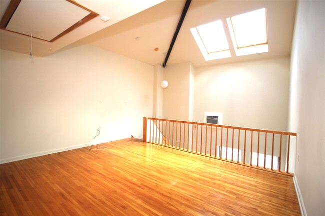 Building Photo - 450 7th St