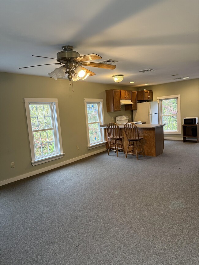 Building Photo - 586 Bellows Falls Rd