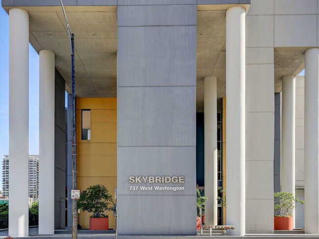Foto del edificio - 737 W Washington Blvd