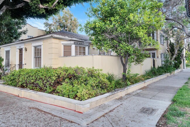Building Photo - Burton Way Luxury Investments LLC-334 La Peer