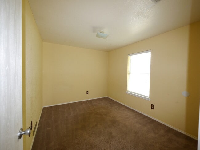 Foto del edificio - HOME WITH NEW CARPET and LARGE YARD IN WIL...