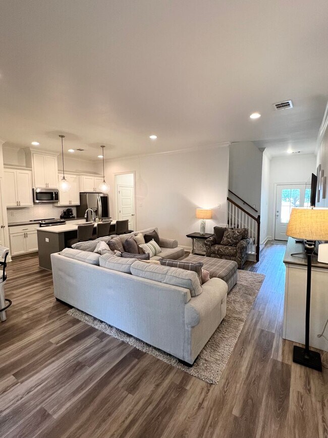 Foto del edificio - SPACIOUS 3 BEDROOM HOME WITH ALL UTILITIES INCLUDED