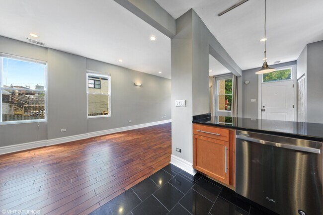 Foto del edificio - 2035 N Winchester Ave