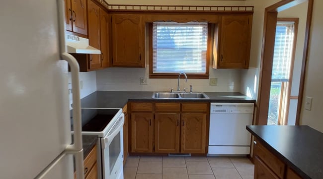 Foto del edificio - Soaring Ceilings in Lakewood Village Duplex