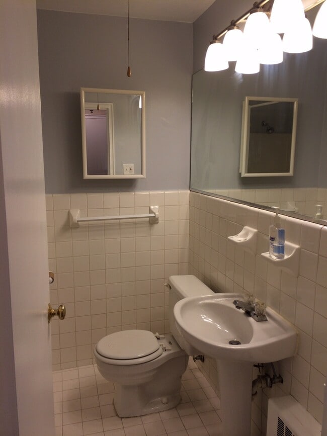 bathroom - 1575 N Colonial Ter Apartment