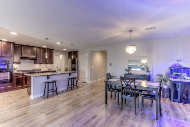 Building Photo - Welcome to this charming 3 bedroom, 2 bath...