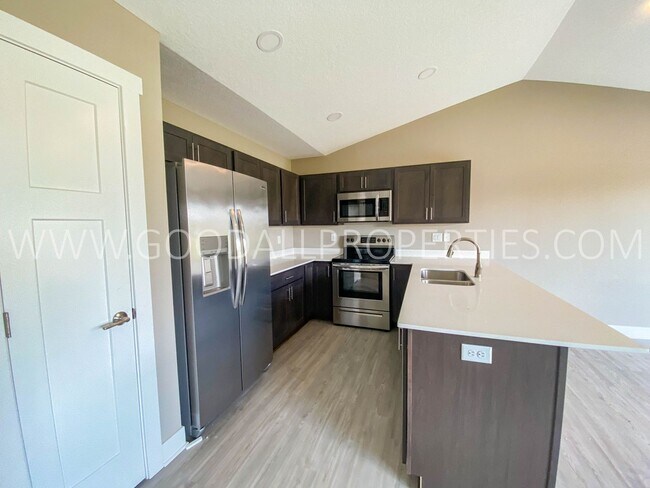 Foto del edificio - 4-Bedroom Walkout Ranch Home in De Soto with Finished Basement & Attached 2-Car Garage