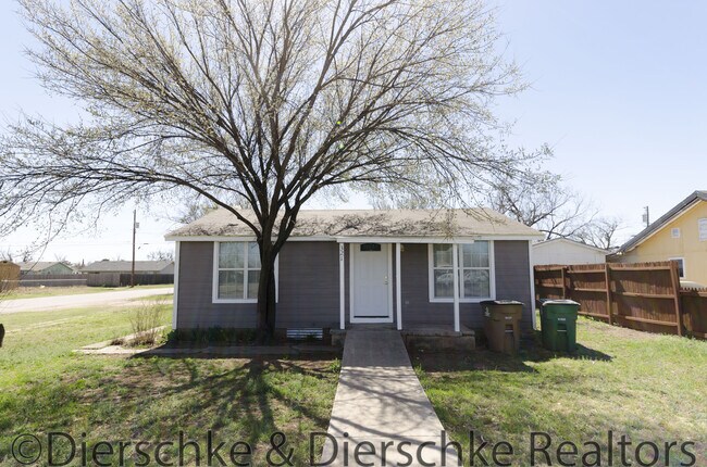 Building Photo - CUTE 2 bedroom home available late May!