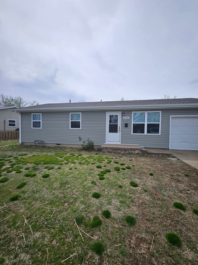 Foto del edificio - 3 bed, 1.5 bath in a great location! Fenced in yard!