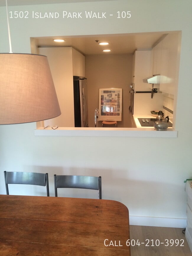 Photo du bâtiment - Furnished 1 Bedroom Suite – Prestigious Island Park Way