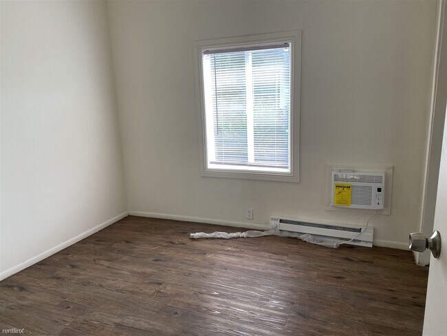Building Photo - 2 br, 1 bath House - 415 E 10th St