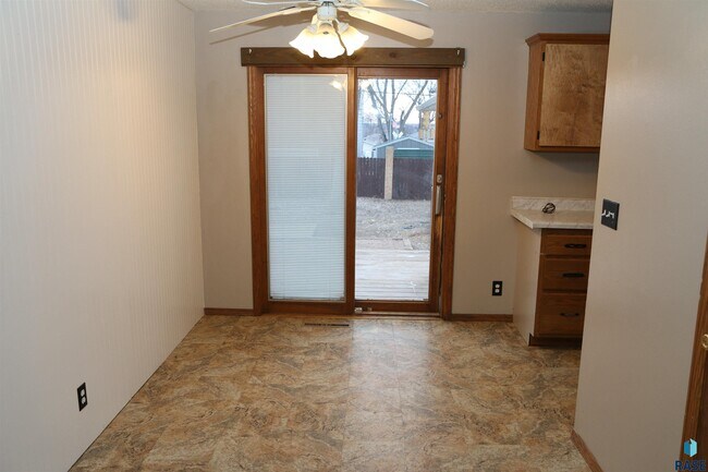 Building Photo - 925 S Harrington Ave