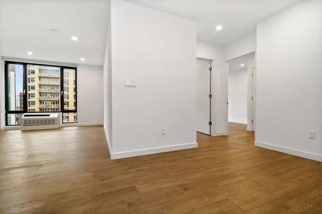 Foto del edificio - 2 bedroom in LONG ISLAND CITY NY 11101