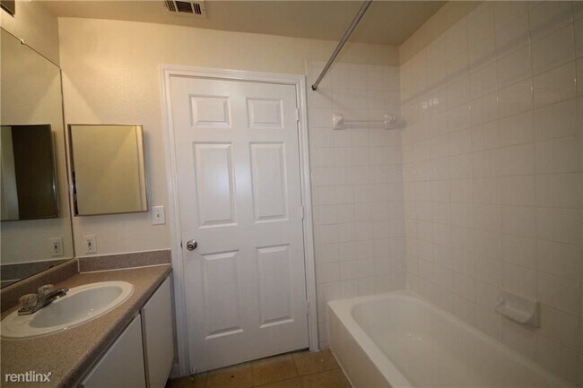 Building Photo - 3 br, 2 bath  - 2320 Gracy Farms Ln Apt 825