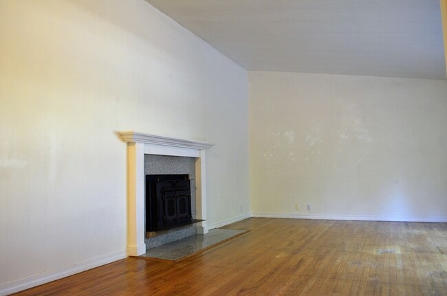 Building Photo - New Kitchen!! Beautiful family home w/extr...