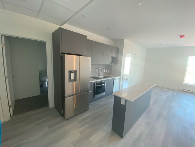 Photo du bâtiment - Beautiful New 1 Bed + Den