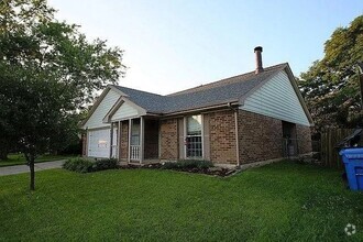 Building Photo - 1637 Summerhill Dr