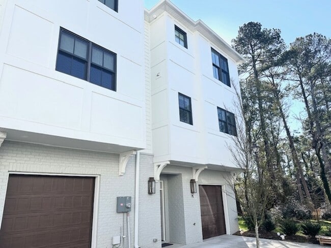 Building Photo - LUXURY TOWNHOME IN FOREST ACRES