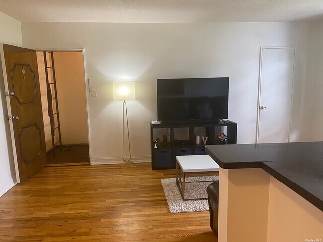 Building Photo - 70-75-75 Park Dr E