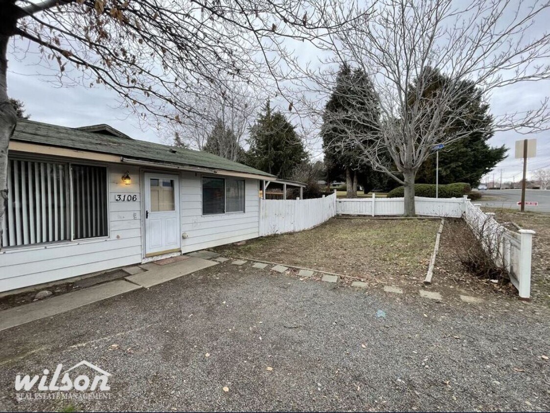 Primary Photo - 3bd/1ba Home, Large Fenced Backyard, Garag...