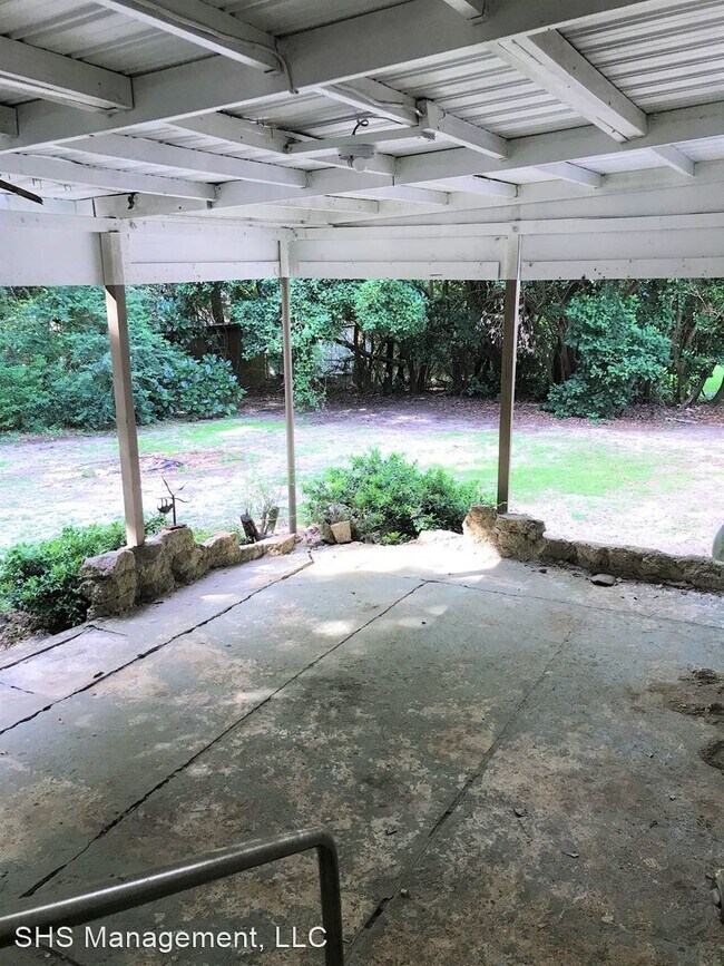 Building Photo - 5 br, 2 bath House - 215 Bamboo Dr.