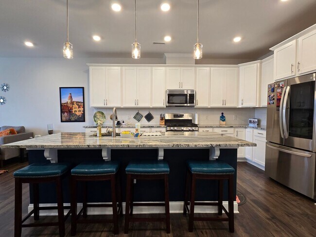 Building Photo - 4 Bedroom 3.5 Bathroom Townhome w/ Upgraded Finishes and fenced in yard. Located in the heart of ...