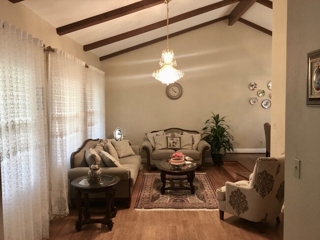 Building Photo - 427 Avenida Palmas