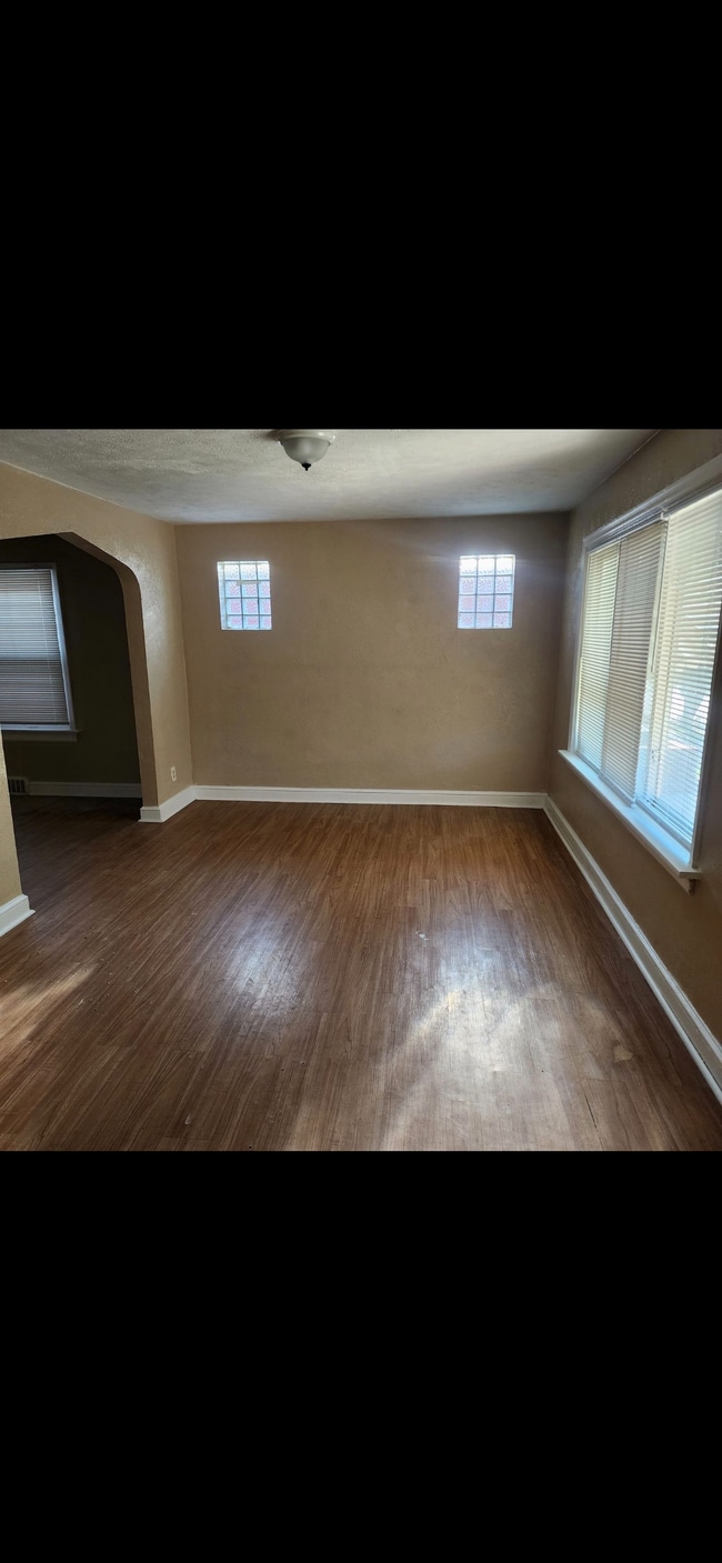 Foto del edificio - 1677 McLaran Ave