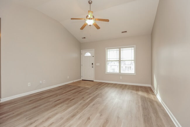 Foto del edificio - 100 Amos Springs Way