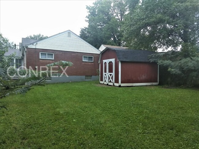 Building Photo - Cozy 3 bedroom with a screened in porch!!