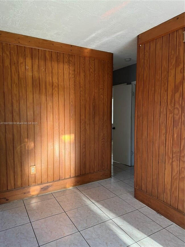 Building Photo - 6027 SW 36th Ct