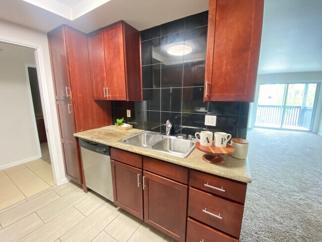 Foto del edificio - Beautiful Two Bedroom Two Bathroom Condo W/ Balcony & In Unit Laundry!