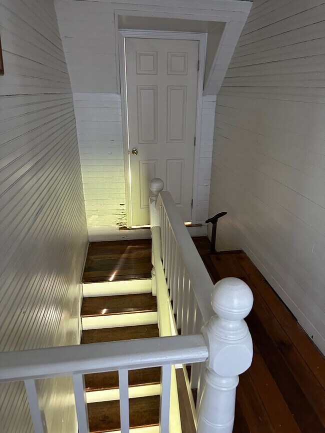 Foto del edificio - 4 Bedroom, 2 Bath farm house out in the Co...