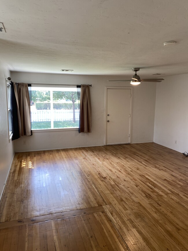 Building Photo - 620 E Tulare Ave