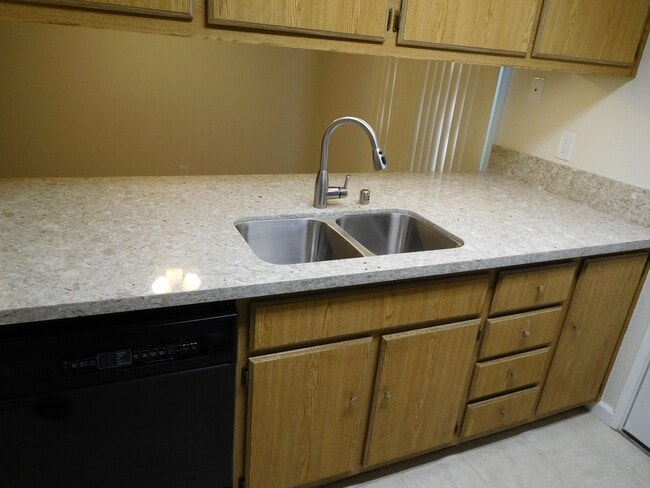 Building Photo - 2 bedroom, 1 1/2 bath, Roundtree Court in the Greenhaven area