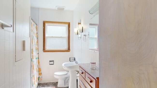 Foto del edificio - Home w/Yard & Garage