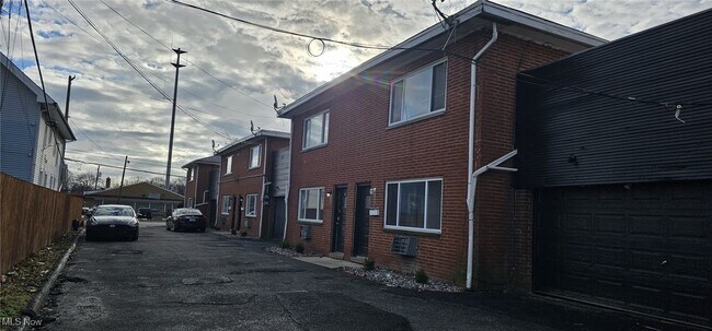 Building Photo - 2868 Noble Rd