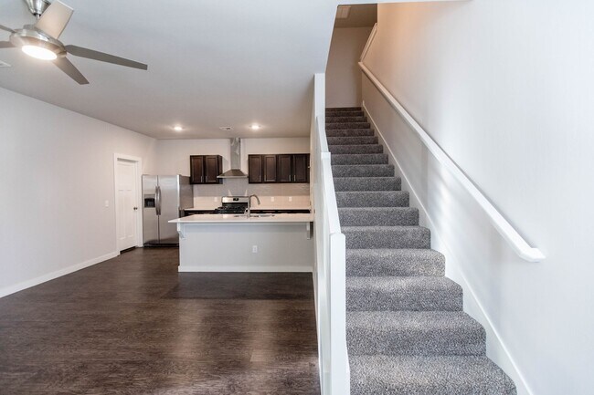 Building Photo - 3 Bed 2 Bath 2 Car Garage Duplex - 15th an...