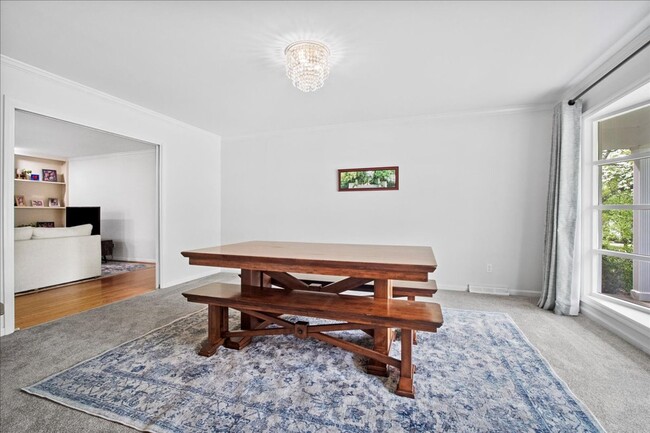 Building Photo - Spacious Ranch in Des Peres