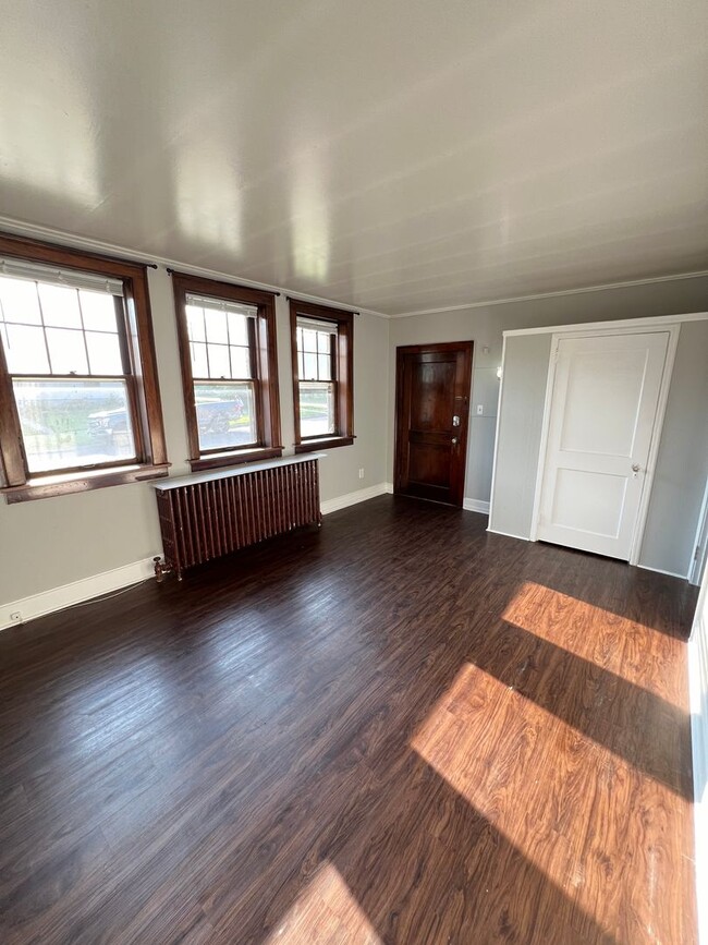 Foto del edificio - AVAILABLE AUGUST - Remodeled Studio Apartm...