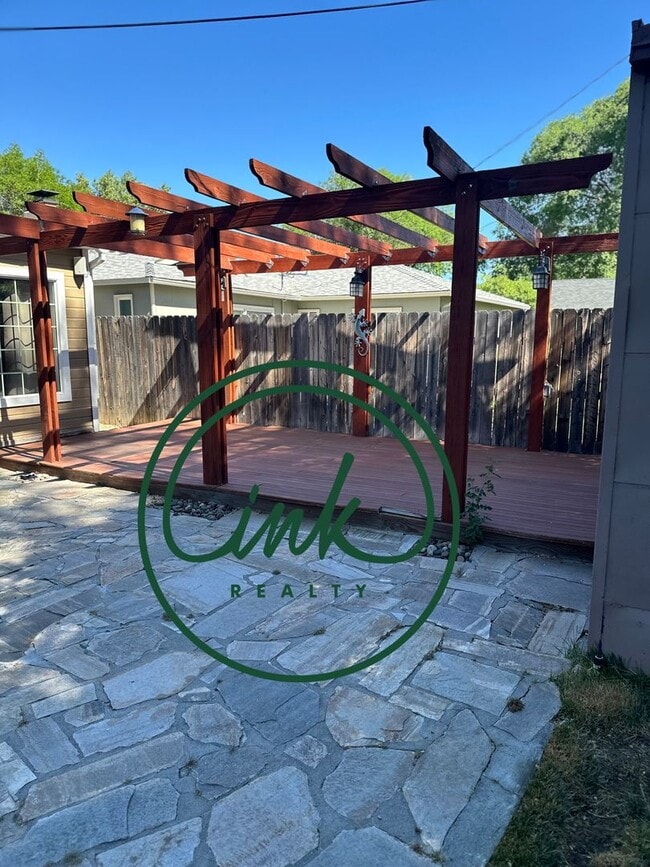 Building Photo - Charming Carson Home