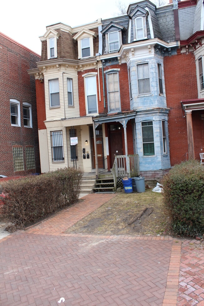 Building Photo - 4222 Chestnut St