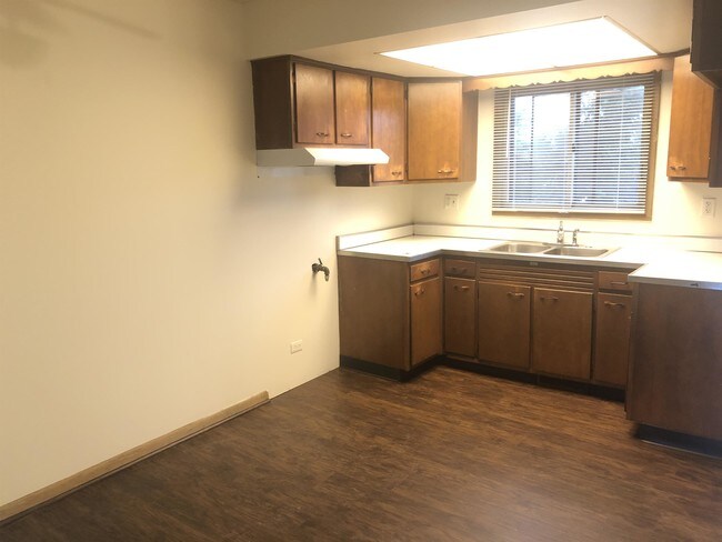 Building Photo - 1620 Maple Ln