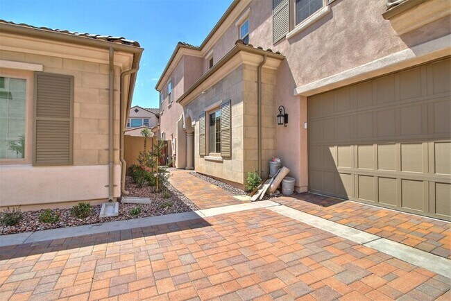 Foto del edificio - Highly sought neighborhood, stunning home!