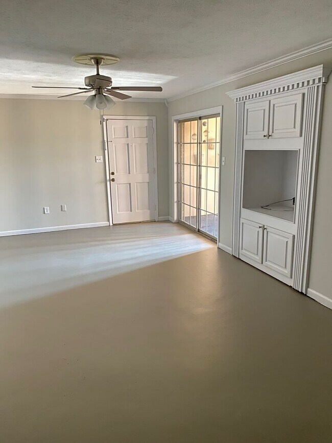 Foto del edificio - 5155 Wayneland Dr