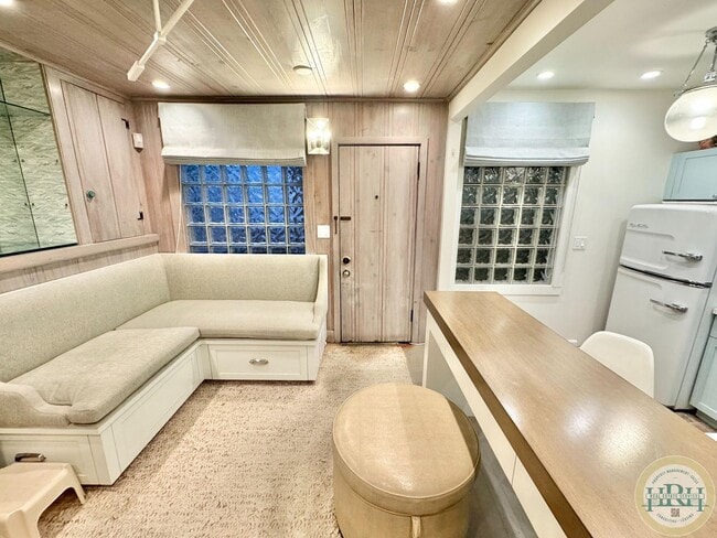 Building Photo - Stunner! Gorgeous Studio Unit in the heart...