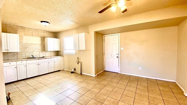 Foto del edificio - $0 First Month's Rent / $0 Deposit at Move-in