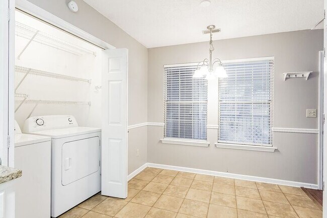 Foto del edificio - 2800 St Patrick Pl N