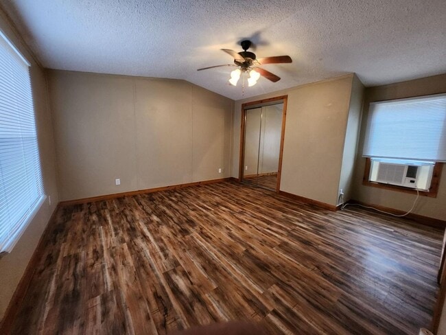 Building Photo - FOR LEASE!!