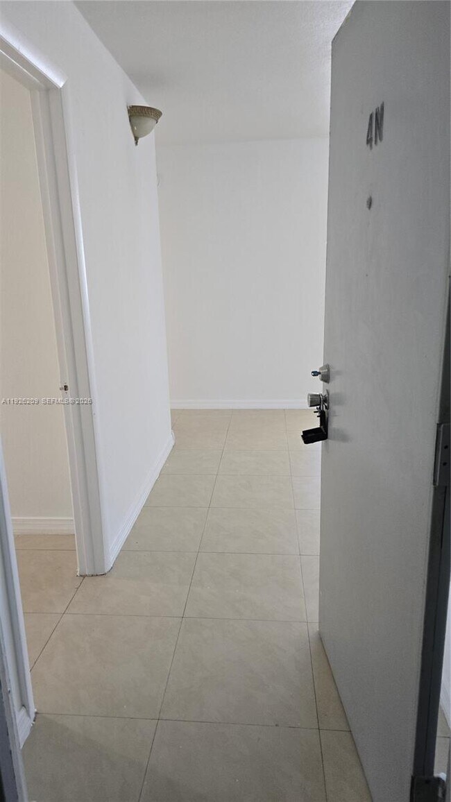 Foto del edificio - 14830 Naranja Lakes Blvd